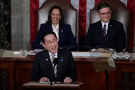 岸田在美国会演讲抖包袱，引日本网民不满：留在美国当搞笑艺人吧图片