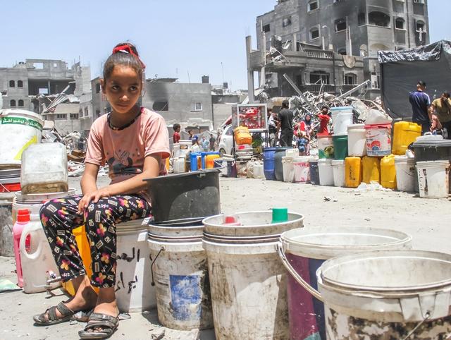 枪声里的日常：加沙家庭白天躲空袭抢粮，夜晚躲废墟帐篷忍饥寻水