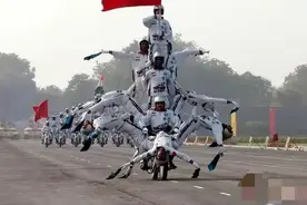 为什么每次印度阅兵就要叠罗汉表演各种杂技？图片