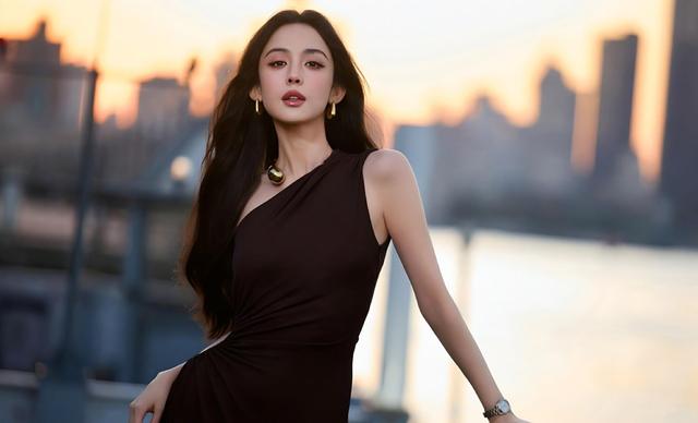 娜扎深棕裙配金饰，初看冷艳细看媚，反差风情迷住人