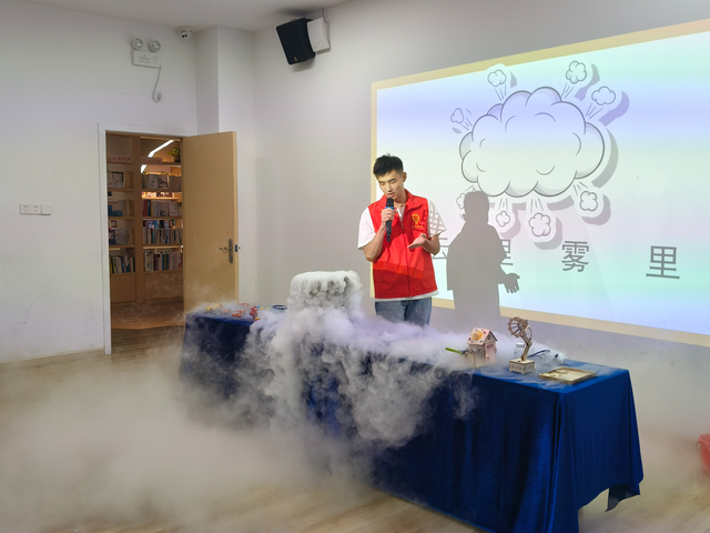 “掌上点火”引爆科学热情！博罗县公益课堂带青少年探索化学奥秘