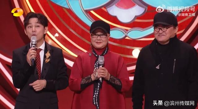 刘欢33岁女儿结婚，婚礼现场画面流出，一头红发笑容灿烂；此前刘欢曾带女儿走红毯