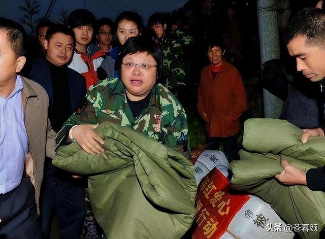 被实名举报过的韩红	，终于明白她终身不嫁的原因