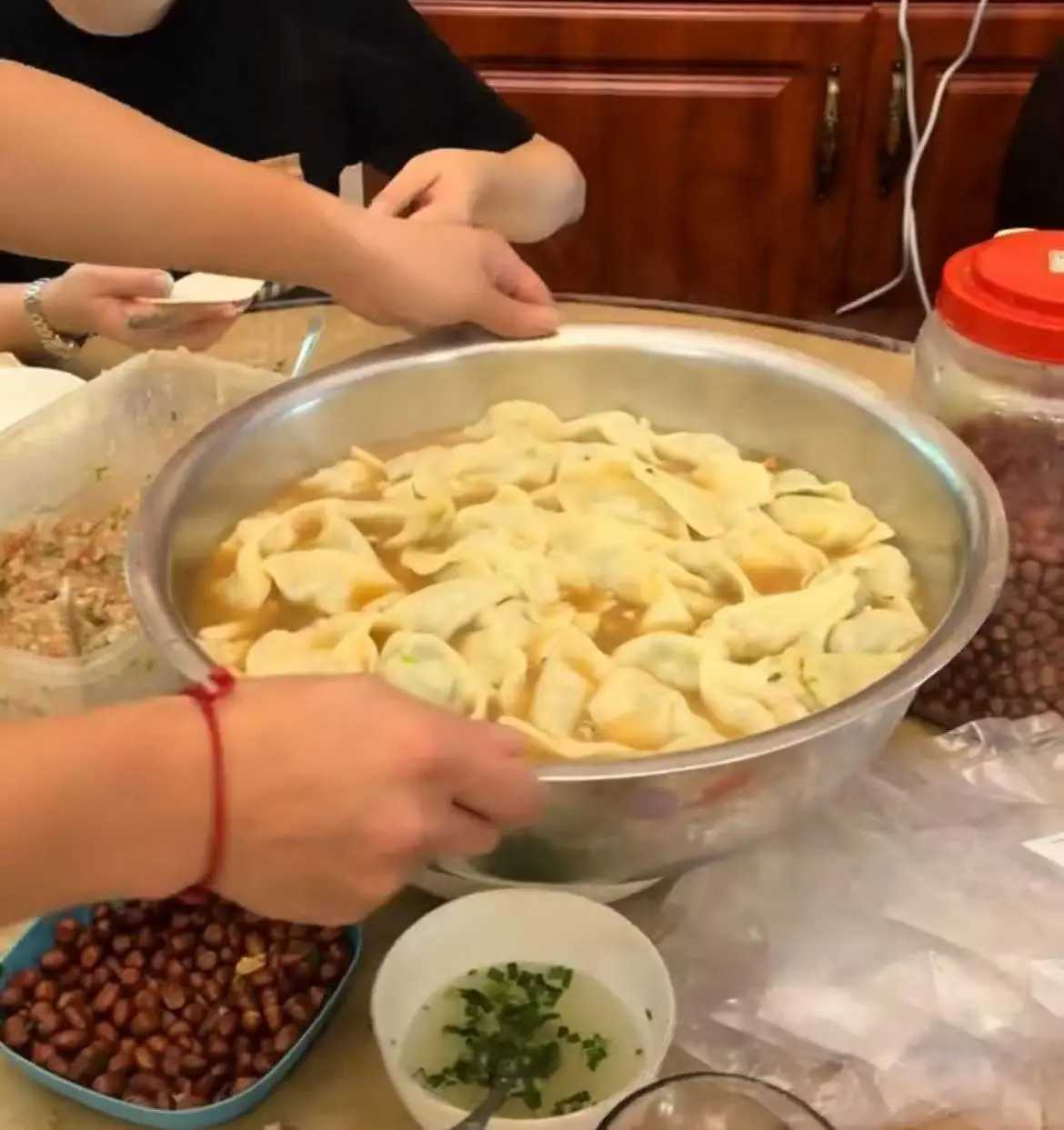 一顿吃200个水饺的16个外甥开学了(这几个孩子都是自己从小看到大的) 一顿吃200个水饺的16个外甥开学了(这几个孩子都是自己从小看到大的)