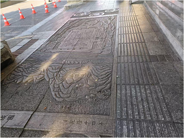 长沙人民西路的行人便道“坑坑洼洼”