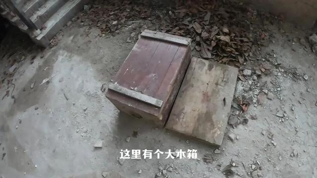 重庆巴南废弃了20多年的电影院，里面还遗留了大量上世纪的老物件