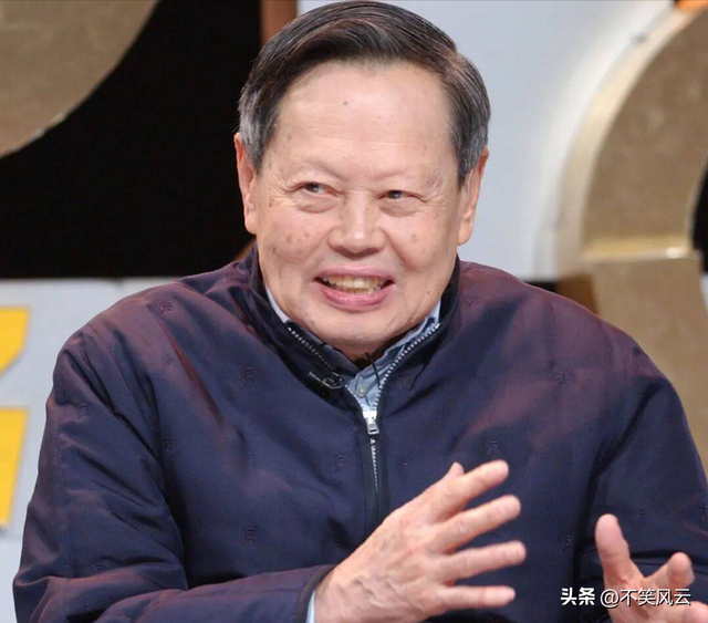 杨振宁葬礼结束，盖国旗完成夙愿不到48小时，恶心的一幕就出现了