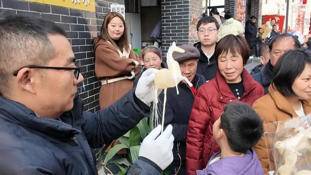 骐骥驰春开盛景 福乐上元纳吉庆——上元观古镇2026年春节系列促消费活动火热进行中