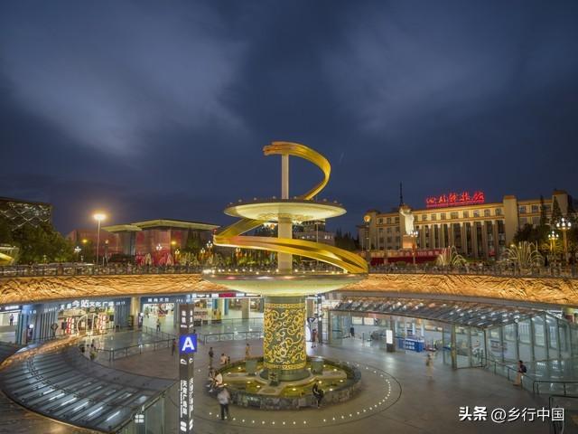 天府广场：从国旗之下到千年深处，一条大道串起的城市史诗