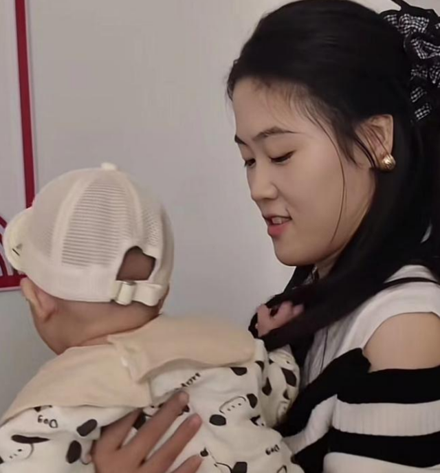 和朱小伟离婚4年，耗尽人气后"回心转意"的陈亚男，原形毕露了