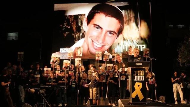 哈马斯挖掘视频曝光！11年煎熬终落幕，以色列士兵遗体回家