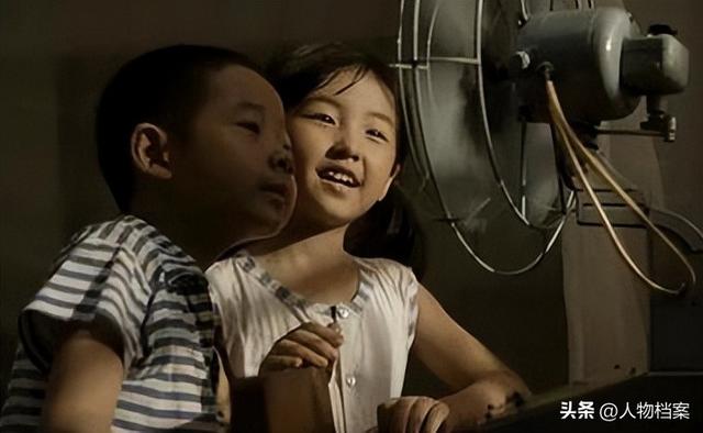 张子枫丝巾裹胸，曝浑身伤痕胸前、手臂都有，才懂成龙话的含金量