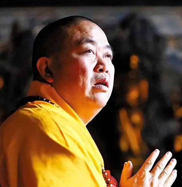 又一名人公开“声援”释永信！不料却被扒了个底朝天，家暴还重婚