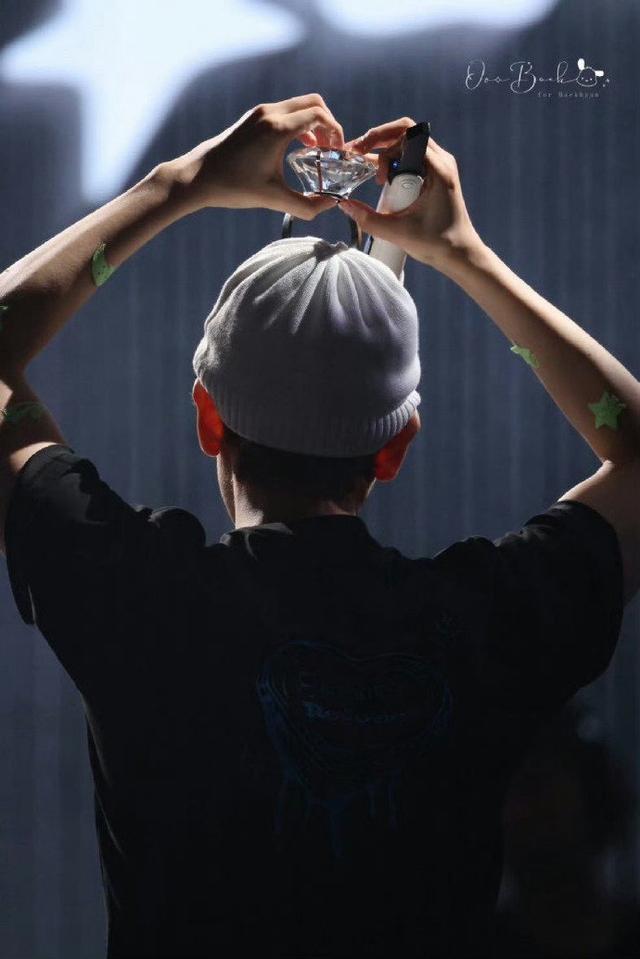 文娱榜又爆了！边伯贤凭“宠中粉”稳坐中永一，这份用心谁能不服