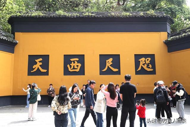 灵隐寺被骂上热搜，知情人爆料：一群和尚围着长条桌，上面堆满钱
