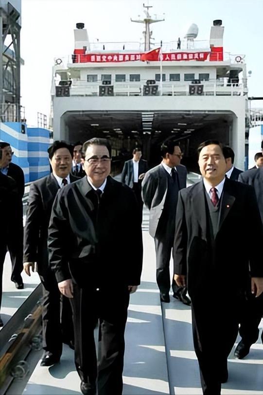 李鹏总理儿媳罕见留影，五官端正长相大气，爷爷功勋卓著比肩元帅