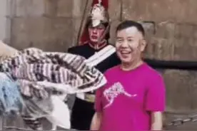 大爷国外游玩遭遇皇家卫兵呵斥 敬礼回应卫兵，幽默还是失礼？图片