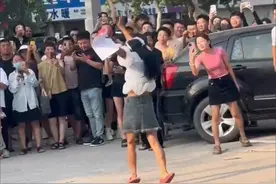 山东网红玲玲离婚轰动整个县城！出门后蹦蹦跳跳 男方穿工作服签字图片