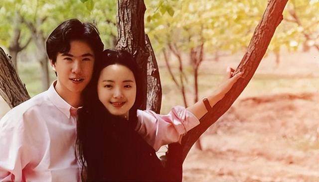 娱圈大佬现状被曝，欠债22亿，搬进破败小院生活，妻子带货还债