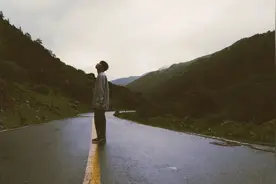 再读老舍《茶馆》，发现人性“底层互戕”，从未改变图片