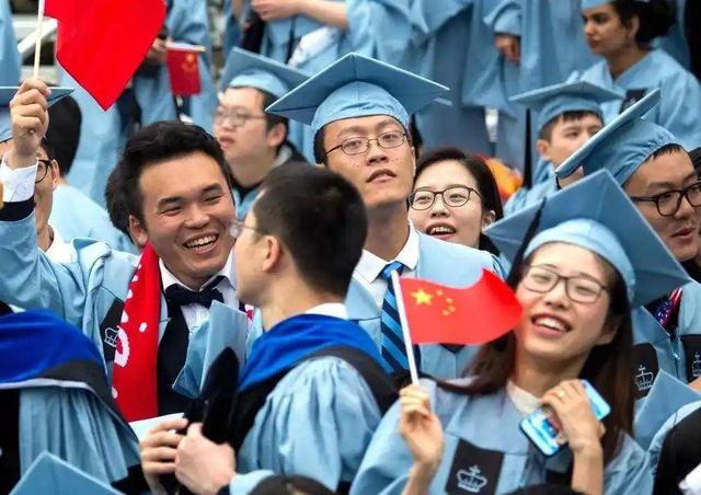 中国精英为何怕中国赢？专家：一旦中国科技追上，那张绿卡就贬值