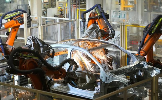 中国贸易顺差突破万亿美元，这个数字背后，正在发生什么？