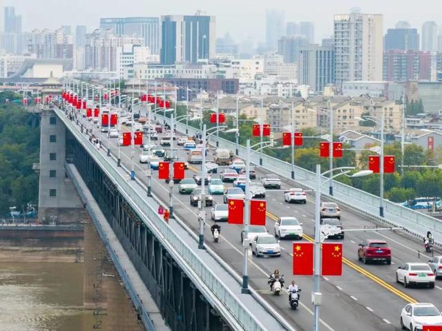 向祖国告白：武昌满城尽是“中国红”