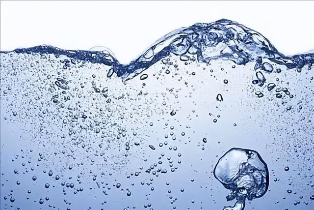 泡泡膜“吞”水流？泡泡新玩法，水流穿膜不破！
