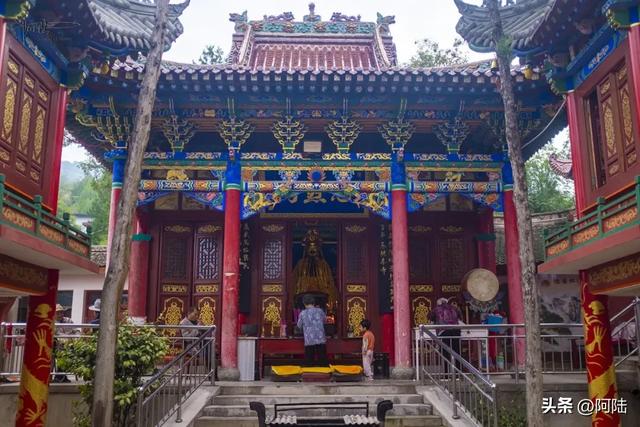 天水有座娘娘庙很有意思,不仅内藏石佛寺山门,还是山寨版纪信祠