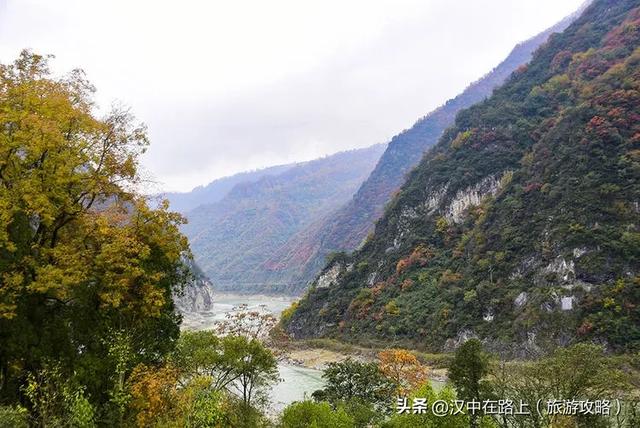 汉中出发沿嘉陵江跨省自驾，把秦巴深秋的美景装进车窗～图片