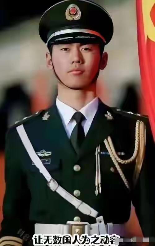九三阅兵结束才6天，“最帅升旗手”张自轩被骂惨，他5字回应争议