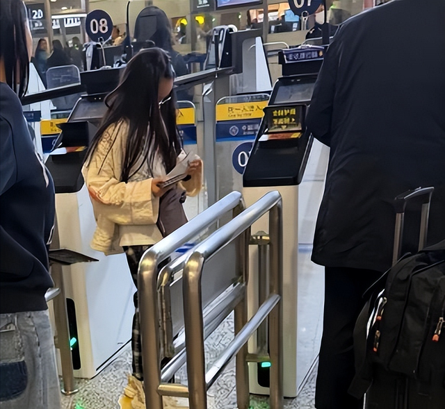 57岁伊能静全家度假，膀大腰圆不再少女，9岁米粒手机不离手