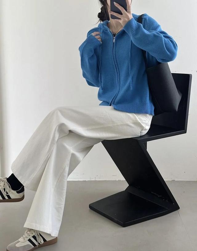 今年秋冬一定要试试蓝色针织，清爽减龄！太显气质了