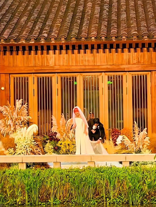 演都不演了！刘欢女儿大婚不到24小时，恶心的一幕出现了