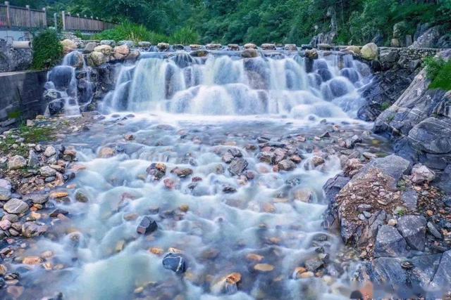 山上为什么会有流不完的水？是山顶一直在下雨吗？