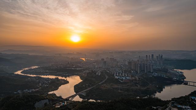 我是山东人刚从海南三亚回来，实在忍不住想说：对三亚的4点印象