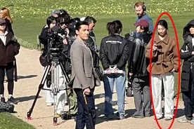 胡歌现身剑桥大学拍广告42岁的他依然十分帅气妻子黄曦宁全程陪伴图片