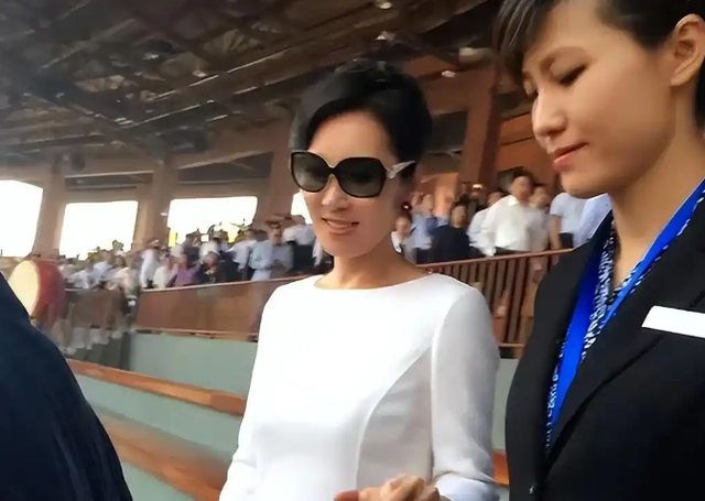 71岁王健林现身新疆，近照骨瘦如柴，王思聪却在国外和女友狂欢