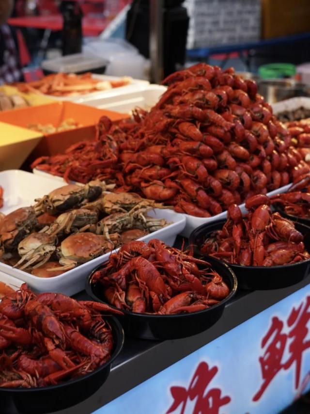 乌鲁木齐的劳动街，是由小炒、烧烤和夏夜晚风组成的