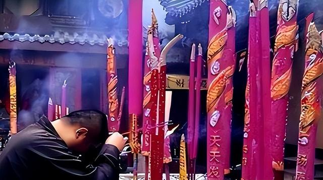 “风流尼姑”释智定落网记，白天贪墨钱财，晚上与和尚醉生梦死