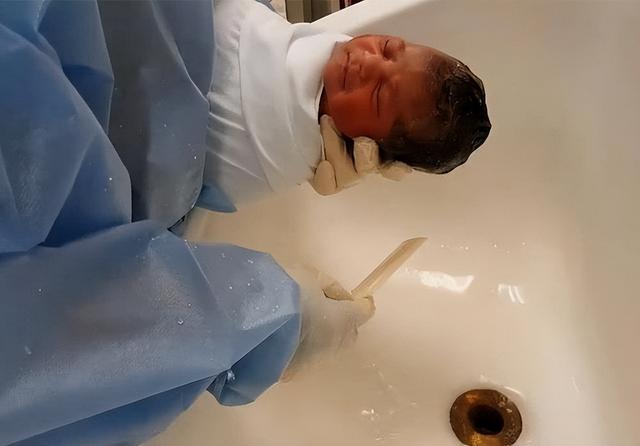 港独害人害己：黄之锋父亲贱卖房产举家飞国外，不会被世界原谅！