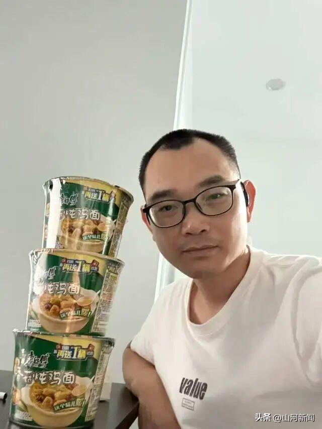 41岁程序员深圳台风当晚住在电车上：相当安全和舒适，只买了3盒泡面，不会冒险去海边睡觉