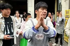 “周杰伦平替”爆火后还在干体力活，他狠狠打脸捞快钱的互联网图片
