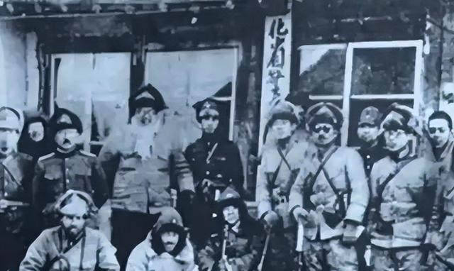 这是杨靖宇将军殉国后被日军拍下的照片：身上袄被扒，躺在木柜旁