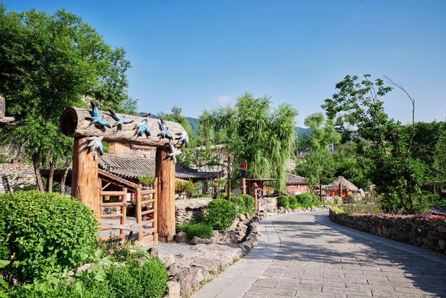 吉林白山千年崖城风景区，建筑充满朝鲜民俗风，让人一秒穿越千年