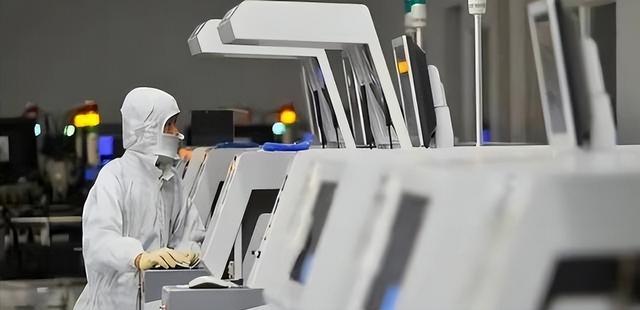 “咬死”ASML，禁止维修光刻机只是开始，轮到中国工程师头疼了！