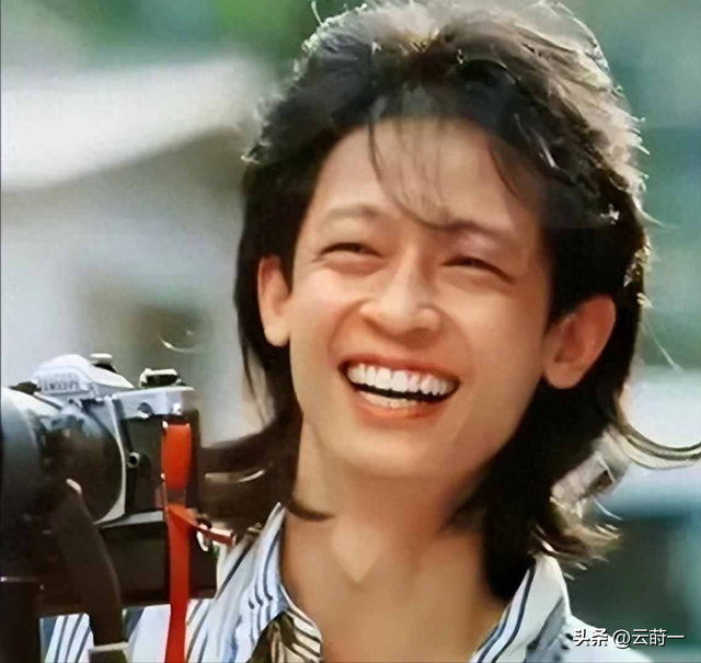 59岁王志文新照流出，肚腩突出耳朵异常，网友猜测患有心脏类疾病