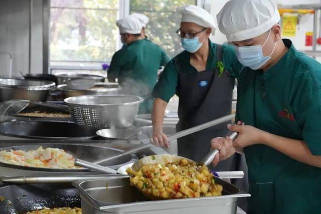 北京下了硬命令	，2027年底前，所有中小学必须告别“校外供餐”