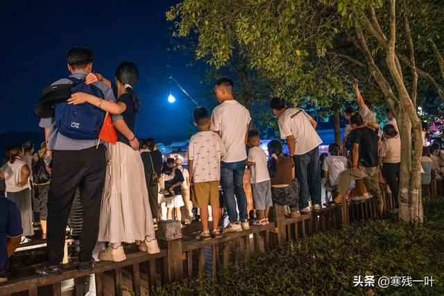 国庆假期首日，浙江象山影视城被挤爆了！游客：低估了夜游的魅力