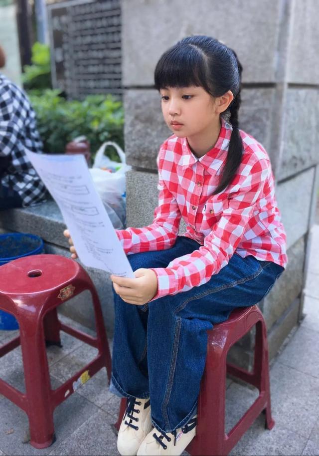 还记得《俗女养成记》里的小嘉玲吗？已经16岁啦？